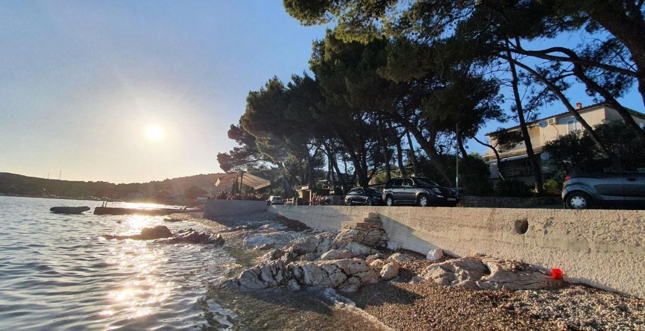 Sidus Maris, Spacious Seaside Apartment With Free Parking Martinšćica Kültér fotó